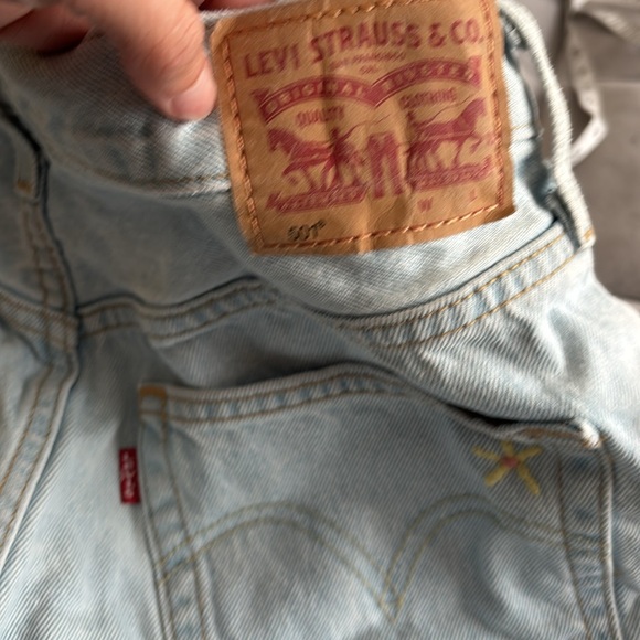 Levi's Women's Light Blue Floral Denim Shorts size 30 - Picture 7 of 7